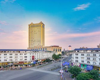 Ramada Plaza by Wyndham Dongxing City Center - Fangchenggang - Outdoor view