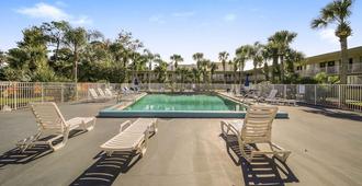 Days Inn by Wyndham Daytona Beach Speedway - Daytona Beach - Pool