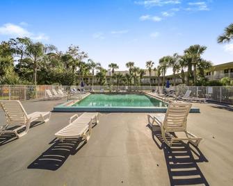 Days Inn by Wyndham Daytona Beach Speedway - Daytona Beach - Piscina