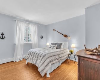 Spacious Lakeside Cottage on beautiful Mary Lake - Muskoka, Huntsville - Huntsville - Bedroom