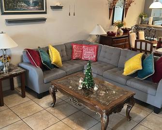Lovely bright high ceilings condo - Haines City - Living room