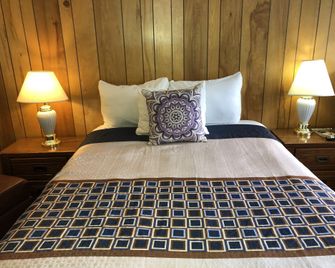 Cedar Inn and Suites - סאות' לייק טאהו - חדר שינה