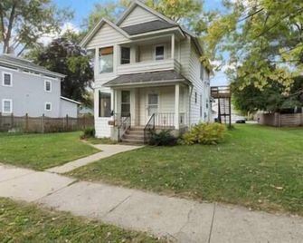 1 Br + Office Space Apt. Near Niu And Dt Dekalb - DeKalb - Building
