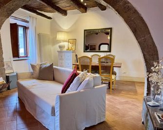 Charming apartment in medieval Sacrofano with WiFi. Rome is just few steps away! - Sacrofano - Sala de estar