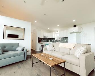 King Bed, Zero Entry, Close to Town - Sault Ste. Marie - Living room
