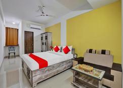 Super OYO Flagship Hotel Relax Inn - Gandhinagar - Bedroom