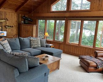 Peaceful & \'Pleasant\' Lake Retreat on \'The Point\' - East Troy - Living room