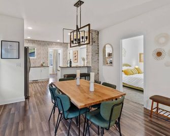 The Suncatcher- Steps to Lake Michigan. Pet Friendly & Fully Fenced - Sheboygan - Їдальня
