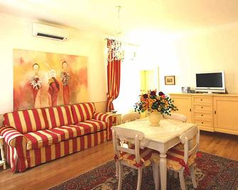 Nice flat,sleeps 2/3 pax,Pistoia city centre close to Florence & Pisa,in Tuscany - Pistoia - Dining room