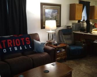 Cozy 2-bedroom apartment in terrific Fargo with AC, Wi-Fi, centrally located - Fargo - Wohnzimmer