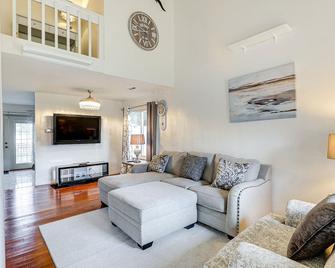 Dover Home - 2 Mi to Delaware State University! - Dover - Living room