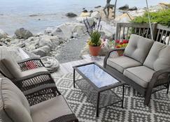 Ocean Surf Cottage - Hunt's Point - Outdoor view