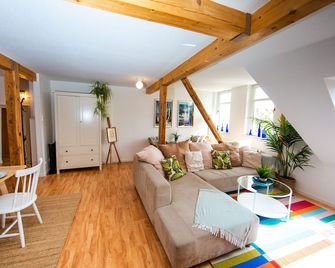 Helle 80m2 Maisonette FEWO mit tollem Balkon ins Grüne, Kingsize Bett, Smart-TV - Nur ein kurzer Spaziergang in die Altstadt und zum Domplatz - Kostenlose Parkplätze in den umliegenden Straßen - Ausgewählte Empfehlungen für Erfurt inklusive - Erfurt - Wohnzimmer
