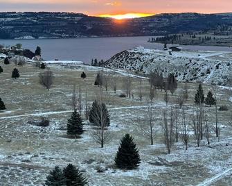 Views of Lake Roosevelt, On-Site Restuarant and Brand New Renovated Rooms! - Davenport - Outdoors view