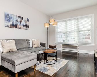 Light and bright 3BD duplex in Avondale, Chicago - Chicago - Living room