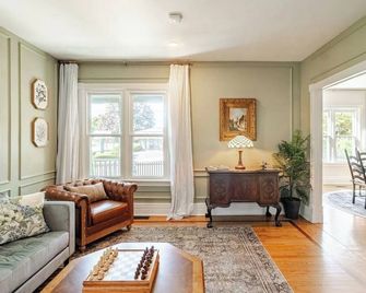 Historic downtown Grayslake 4-bed 3-bath - Grayslake - Living room