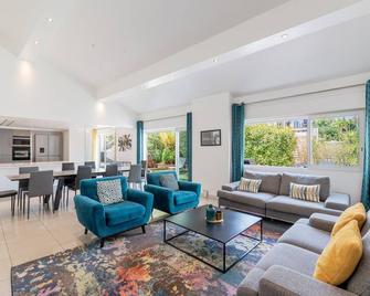 Valentine by Terry's Homes - Cannes - Living room