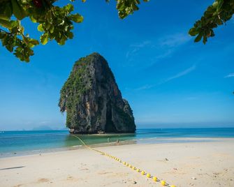 Maneetel Krabi Beachfront - Ao Nang - Plaj