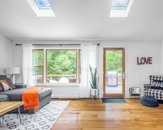 Stunning Custom Designer Home in the Catskills! - Saugerties - Living room