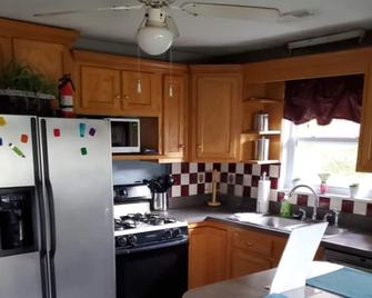 Renovated & Quiet Bungalow Within Minutes of Downtown Louisville - Sellersburg - Kitchen