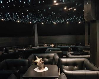 Arctic Snowhotel & Glass Igloos - Sinettä - Lounge