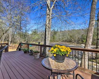 Cozy Creekside Cabin w/ Grill: Fish & Explore! - Thomaston - Балкон