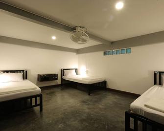 Balcony Party Hostel - Adult 18+ - Krabi - Yatak Odası
