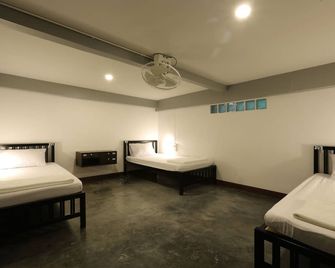 Balcony Party Hostel - Adult 18+ - קראבי - חדר שינה