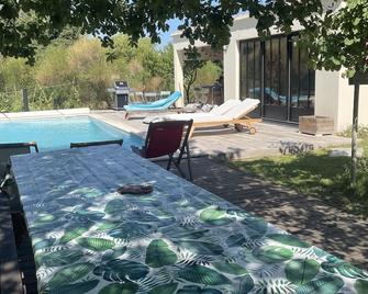 Villa surrounded by vineyards: modernity, calm and rest - Uchaux - Piscina
