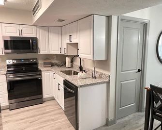 1st Floor Completely Remodeled, Pets Welcome!!! King & Queen Beds, W/D in Unit., - Monroe - Kitchen