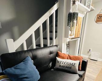 Cozy pet-friendly loft within walking distance to NCSU w/ Roku TV & games! - راليغ - غرفة معيشة