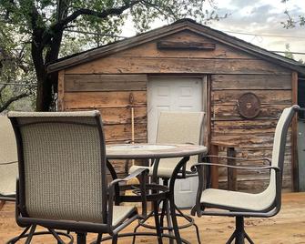 QuarterMaster’s House private road next to greenbelt. Close to many restaurants - Verdi - Patio