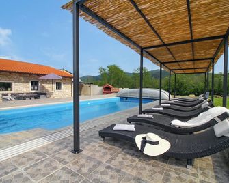 Villa Tina Livade in Gradinje - Haus für 8-12 Personen - Livade - Pool