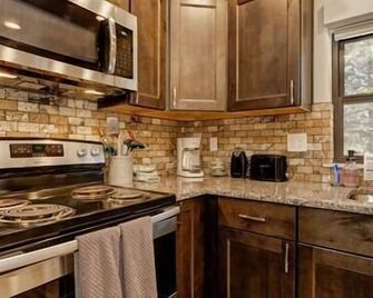 Fallen Tree Lodge - Lake George - Kitchen