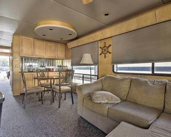 Fully Equipped Docked Houseboat at Log Pond Marina in Havre de Grace, MD. - Havre de Grace - Soggiorno