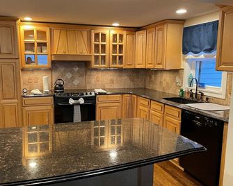 Unobstructed Ocean Views! 4 bed/3 bath/private parking - West Haven - Kuchyň