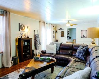 The Sisu Shack - Ironwood - Living room