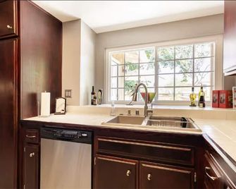 Beautiful 2Bdrm-3Bth Townhome, Attached 2 Car Garage, Pool, Gated Community - Rancho Cucamonga - Kitchen