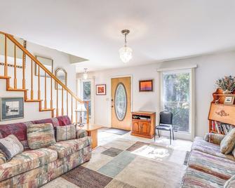 Pet-Friendly Home on Chester River with Dock! - Chestertown - Wohnzimmer