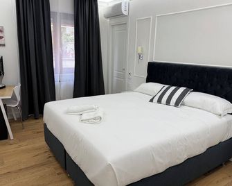 Emy Suites - Civitavecchia - Bedroom