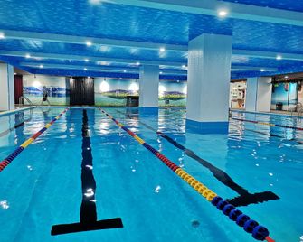 Ju Rong Xin Ji Ye Jia Ri Hotel - Zhenjiang - Piscina