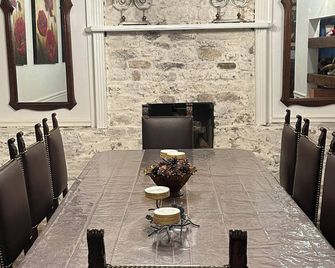 Charming 4-bedroom house with AC, WiFi in enchanting Castroville - Castroville - Dining room