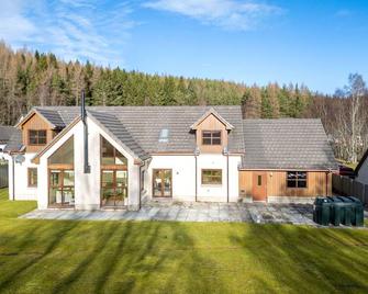 Wonderful private villa for 8 guests with WIFI, TV and patio - Aviemore - Gebäude