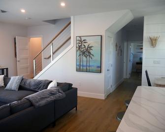 A Tropical Luxury Getaway, Your own private resort!! - Little Torch Key - Living room