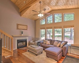 Forest-View Retreat in Payson, Close to Hiking! - Payson - Living room