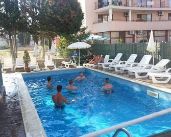 Family Hotel Romantik - סאני ביץ' - בריכה