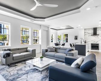 Chic & Cozy River District Townhouse - Fort Myers - Sala de estar