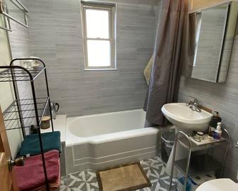 Cozy 2- bedroom – great kitchen – in a Lakefront Neighborhood - Chicago