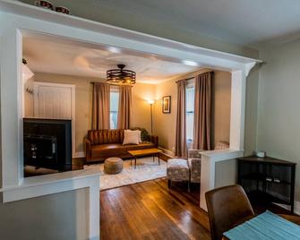 Cozy in KC! Laundry, Kitchen, Deck, Parking, near downtown and the Northland - Kansas City - Living room