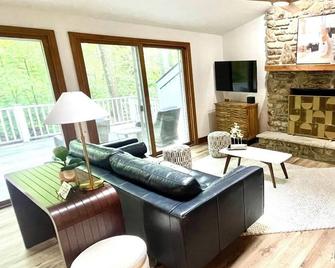 New Listing! 3/2 Charming Home In The Woods Of Ellison Bay/Northern Door County - Ellison Bay - Sala de estar